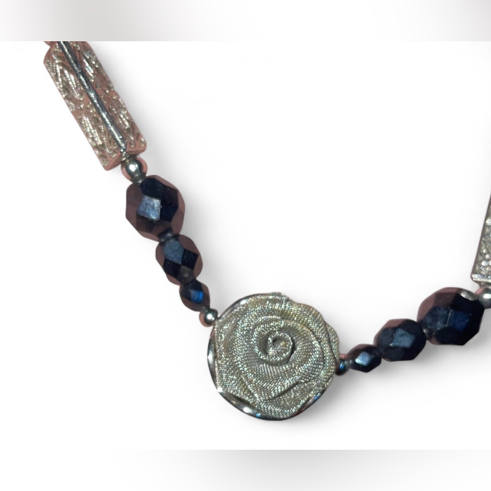 WIRE MESH ROSE NECKLACE - Picture 2 of 4